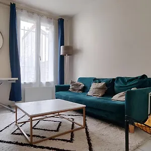 Modern 1 Bedroom Near The Metro. Hébergement de vacances